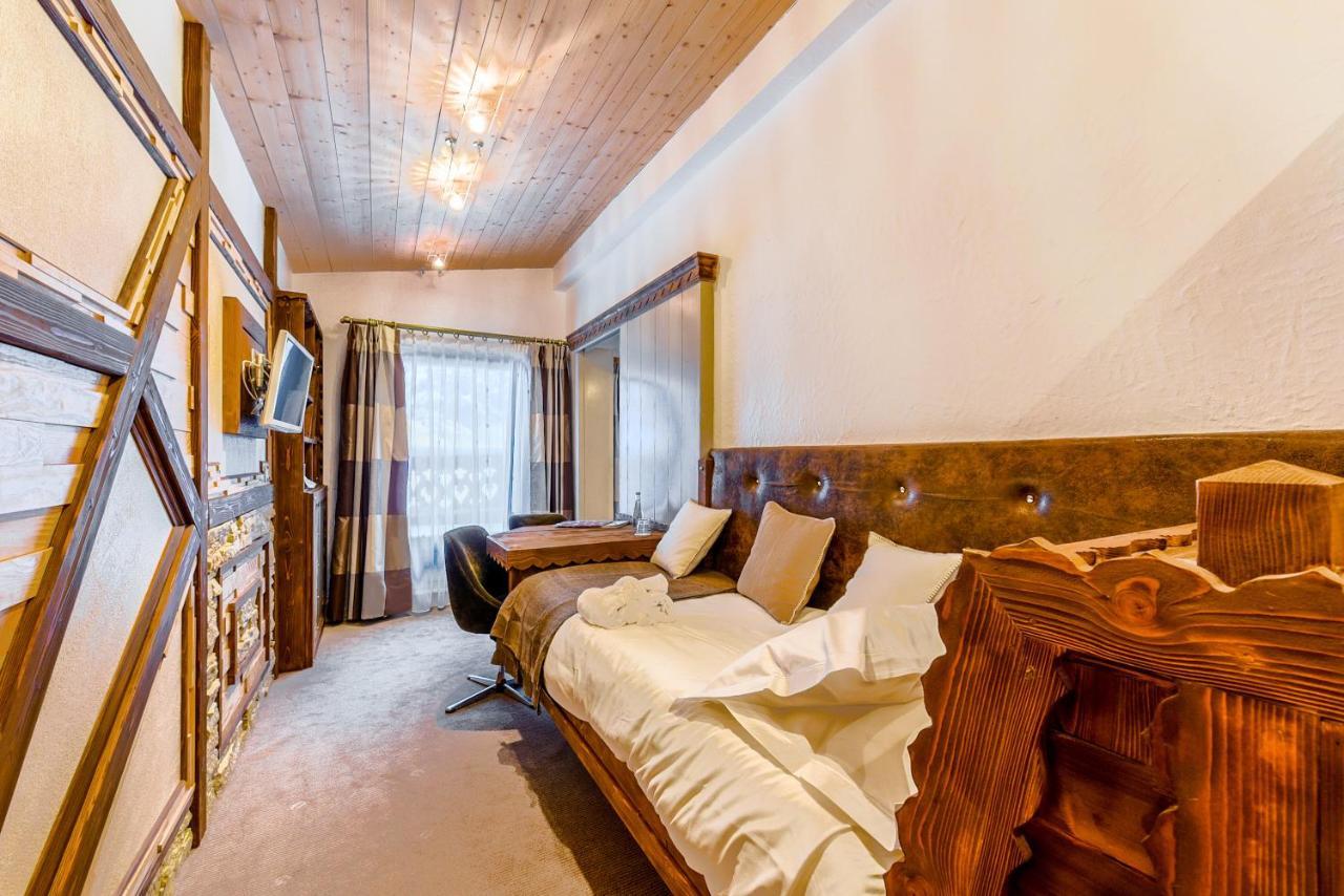 Hotel Les Sherpas Courchevel Exterior photo